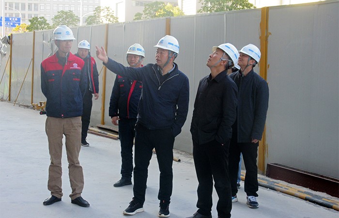 王楷銀到五華區(qū)人民醫(yī)院項(xiàng)目慰問(wèn)2小圖.jpg